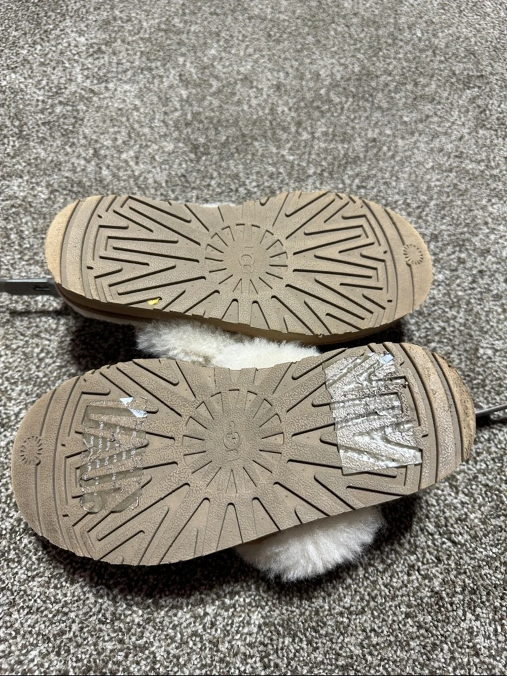 UGG girl’s Funkette slippers in chestnut size 1 - Picture 3 of 7